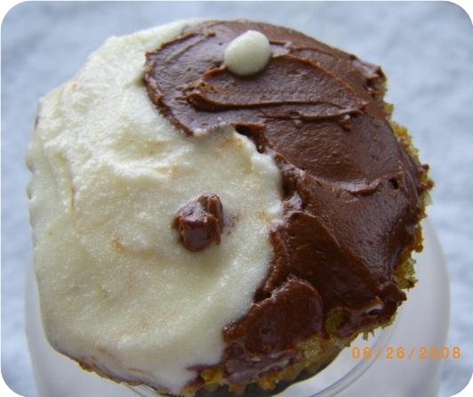 Yin Yang Cupcakes (KitchenPC)