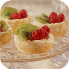 Mini cheesecakes with fruit 