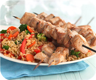Tuna skewers with vegetable rice 