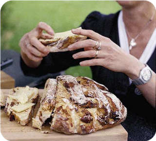 Cracked black pepper & figgy bread 