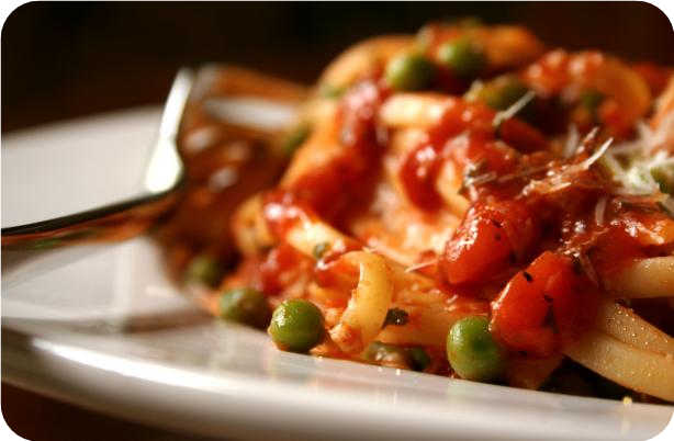 Pasta With Tomato and Peas
