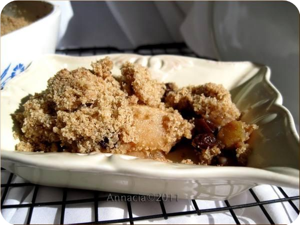 Warm Apple Raisin Crisp With Crumb Topping