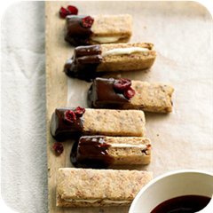 Shortbread sandwiches with fudge sauce 