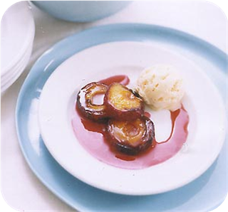 Roasted plums with frozen vanilla cream 