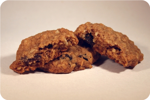 Chewy Spicy Oatmeal Raisin Cookies