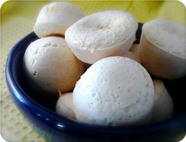 P&atilde;o De Queijo (Brazilian Cheese Puffs)